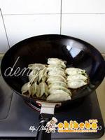 韭菜猪肉锅贴的做法（韭菜入馅鲜嫩的3个小窍门）
